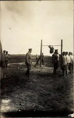 Foto Ak Deutsche Soldaten, Oberstleutnant Geißler, Komm. Harrach, Turner, Gefr. Bischoff am Reck