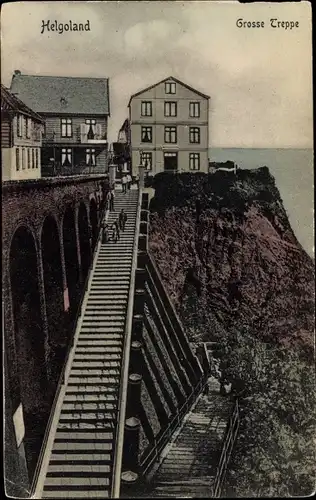 Ak Helgoland, Partie an der Küste mit Blick auf die große Treppe