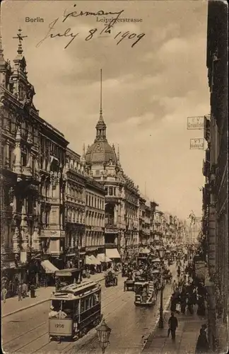 Ak Berlin Mitte, belebte Szene in Leipzigerstraße, Straßenbahn