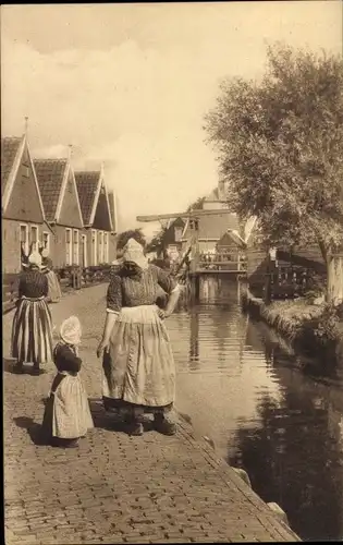 Ak Volendam Nordholland Niederlande, Volkstrachten, Straatje