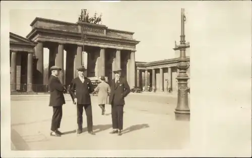 Foto Ak Berlin Mitte, Brandenburger Tor, Gruppenfoto