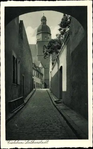 Ak Lutherstadt Eisleben, Blick durch das dunkle Tor auf die Petrikirche