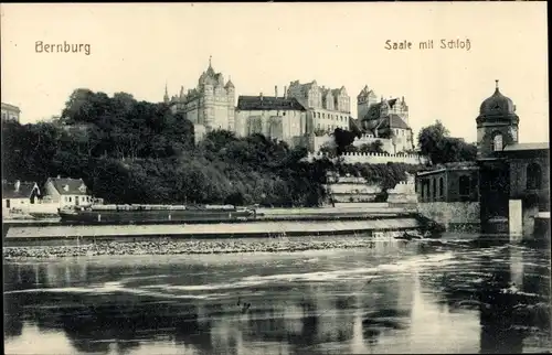 Ak Bernburg an der Saale, Blick über die Saale auf das Schloss