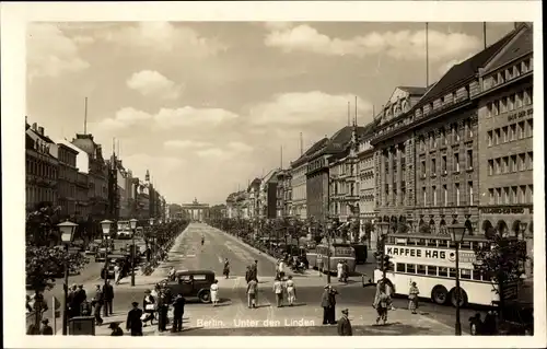 Ak Berlin, Unter den Linden, Brandenburger Tor, Busreklame Kaffee Hag