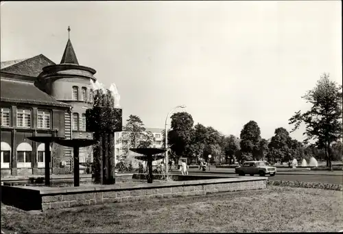 Ak Bitterfeld in Sachsen Anhalt, Brunnen an der Walther Rathenau Straße