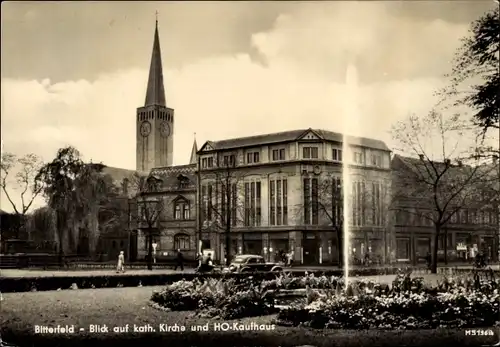 Ak Bitterfeld in Sachsen Anhalt, Blick auf kath. Kirche und HO-Kaufhaus