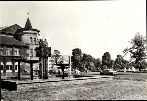 Ak Bitterfeld in Sachsen Anhalt, Brunnen an der Walther Rathenau Straße