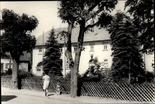 Foto Ak Crawinkel Ohrdruf in Thüringen, Straßenansicht, Frau mit Kind