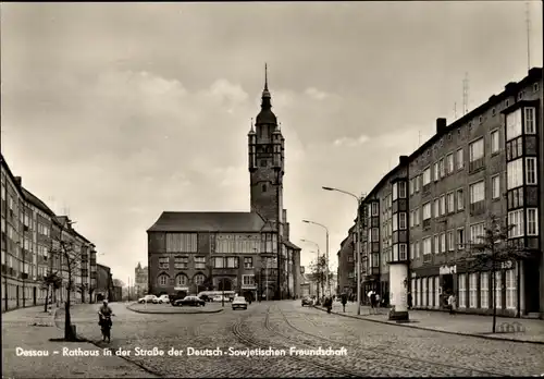 Ak Dessau in Sachsen Anhalt, Rathaus in der Straße der Deutsch Sowjetischen Freundschaft