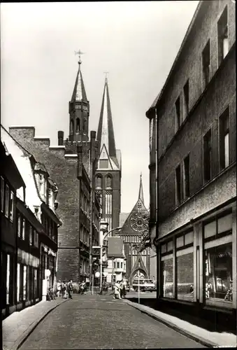 Ak Bitterfeld in Sachsen Anhalt, Am Rathaus, Straßenszene