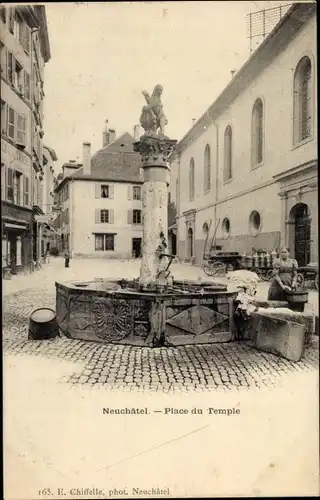 Ak Neuchâtel Neuenburg Stadt, Place du Temple, Brunnen