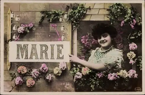 Buchstaben Ak Vorname Marie, Frau am Fenster, Telefonleitung