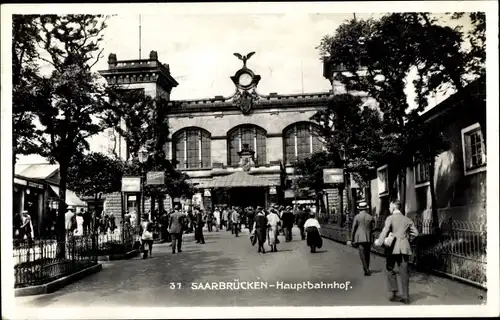 Ak Saarbrücken im Saarland, Hauptbahnhof, Straßenseite