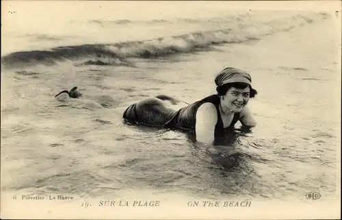 Ak Sur la Plage, On the Beach, Frau im Wasser, Bademode