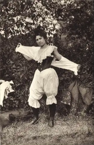Ak Parisiennes fin de siecle, Frau in Unterwäsche, Portrait