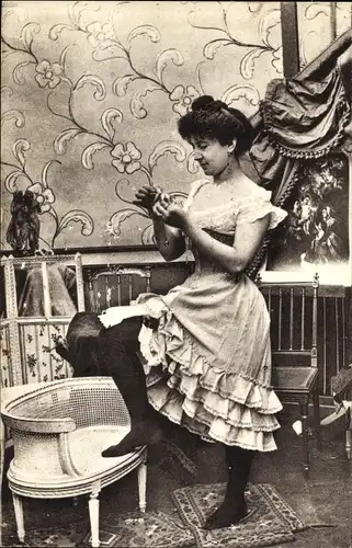 Ak Parisiennes fin de siecle, Frau in Unterwäsche, Strümpfe, Kleid
