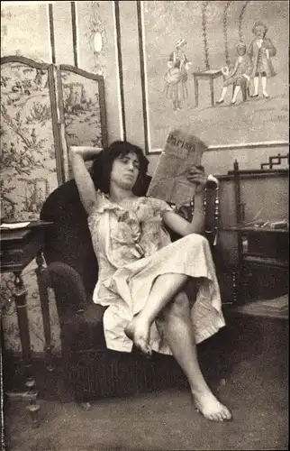 Ak Parisiennes fin de siecle, Frau in Unterwäsche öiest eine Zeitung, Sessel
