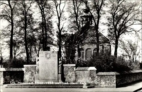 Ak Urk Flevoland Niederlande, Monument 1940-1945 met Ned. Herv. Kerk