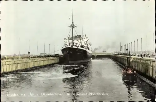 Ak IJmuiden Ymuiden Velsen Nordholland, M.s. Joh. v. Oldenbarnevelt in de nieuwe Noordersluis