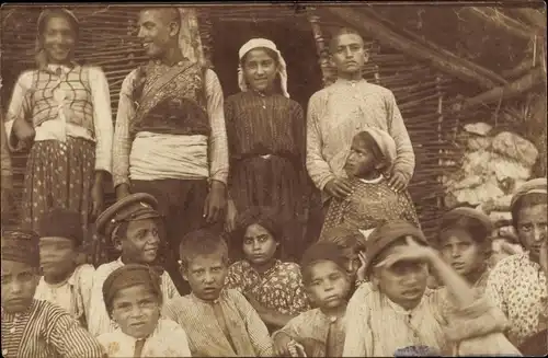 Foto Ak Balkan, Kinder vor einer Holzhütte