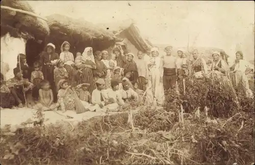 Foto Ak Balkan, Dorfbevölkerung vor Häusern