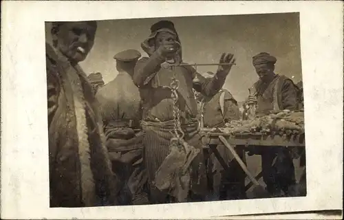 Foto Ak Balkan, Händler auf dem Markt, Waage