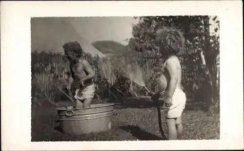 Foto Ak Los Angeles Kalifornien USA, Kinder beim Planschen, Wanne, Wasserschlauch