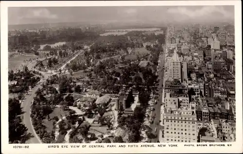 Ak Manhattan New York City USA, Central Park and Fifth Avenue, Luftbild