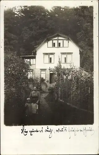 Foto Ak Neuenbürg an der Enz Schwarzwald, Mutter mit Kleinkindern im Garten am Haus