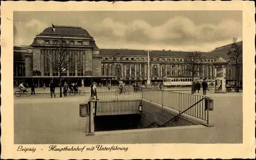 Ak Leipzig in Sachsen, Hauptbahnhof mit Unterführung, Straßenseite, Passanten