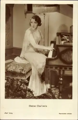 Ak Schauspielerin Bebe Daniels, Portrait am Klavier