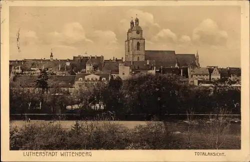 Ak Lutherstadt Wittenberg Sachsen Anhalt, Totalansicht mit Kirche