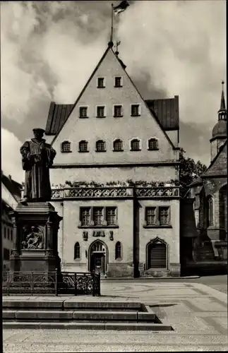 Ak Lutherstadt Eisleben, Rathaus mit Lutherdenkmal