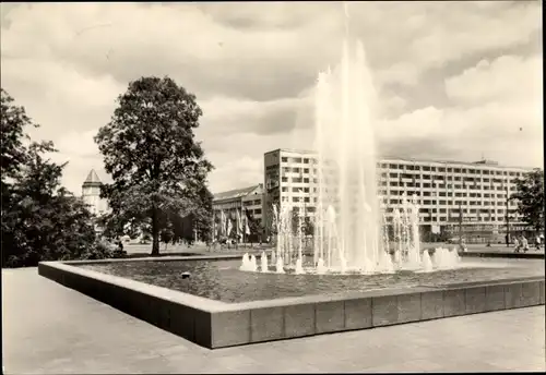 Ak Dessau in Sachsen Anhalt, Blick zur Wilhelm Pieck Straße, Fontaine