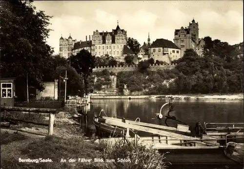 Ak Bernburg an der Saale, An der Fähre, Blick zum Schloss