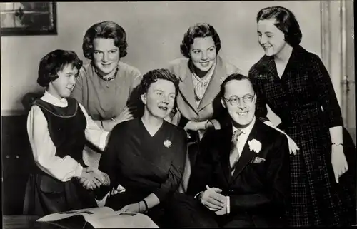 Ak Königin Juliana der Niederlande, Prinz Bernhard, Prinzessinnen Beatrix, Irene, Margriet, Marijke