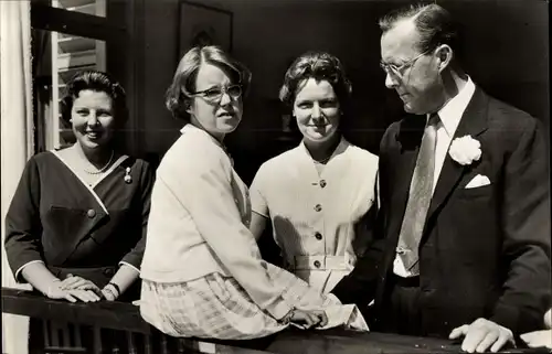 Ak Prinz Bernhard der Niederlande, Prinzessinnen Beatrix, Irene, Marijke, Soestdijk 1958