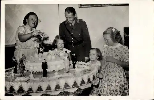 Ak Juliana der Niederlande, Geburgstagskuchen für Prinzessin Irene 1947, Beatrix, Margriet
