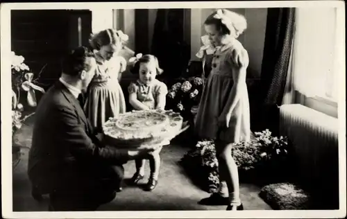 Ak Niederländisches Königshaus, Kuchen zur Geburt von Prinzessin Marijke 1947, Beatrix, Irene