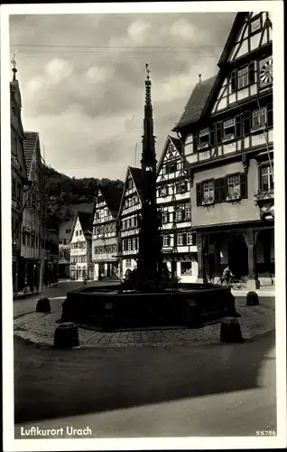 Ak Bad Urach in der Schwäbischen Alb, Blick auf den Brunnen, Straßenpartie