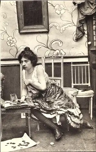 Ak Parisiennes fin de siècle, Frau in Unterwäsche, Strümpfe, Schuhe, Stühle