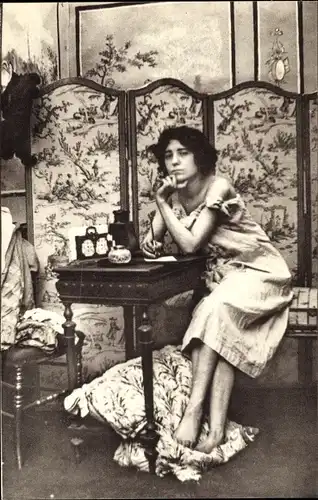 Ak Parisiennes fin de siècle, Frau in Unterwäsche am Tisch, Garderobe