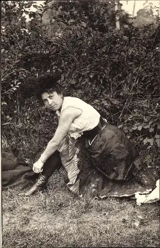 Ak Parisiennes fin de siècle, Frau in Unterwäsche, Strümpfe, Schuhe