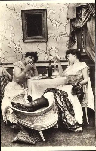 Ak Parisiennes fin de siecle, Frauen am Tisch, Garderobe, Strümpfe