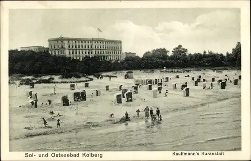 Ak Kołobrzeg Kolberg Pommern, Kauffmanns Kuranstalt, Ansicht vom Strand