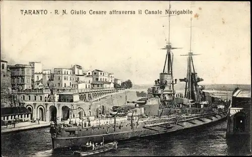 Ak Tarent Taranto Puglia, R.N. Giulio Cesare attraversa il Canale Navigabile