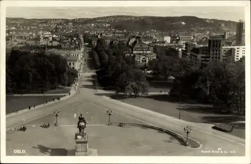 Ak Oslo Norwegen, Ortsansicht mit Reiterstandbild, Platz