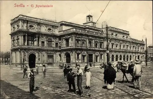 Ak Sevilla Andalusien, El Ayuntamiento, Männer und Jungen auf dem Platz