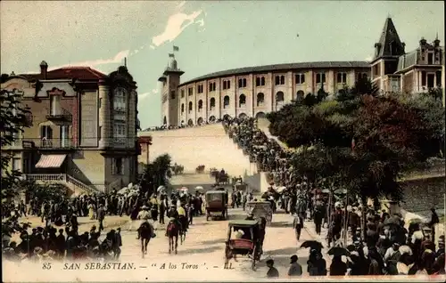 Ak Donostia San Sebastian Baskenland, Le Public se rendant aux Arenes