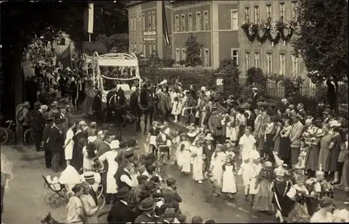 Foto Ak Bischofswerda im Kreis Bautzen, Festwagen und kostümierte Kinder, Umzug, Zuschauer